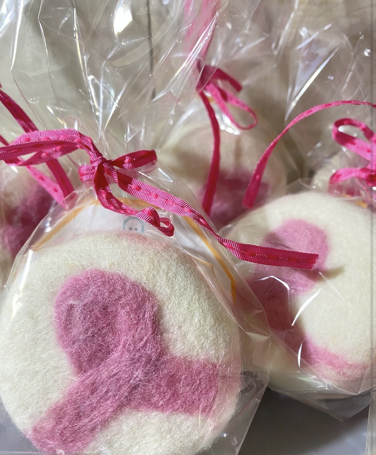 Savons biologiques feutrés à la laine mérinos ornés d’un ruban rose par Wool and Fabrik