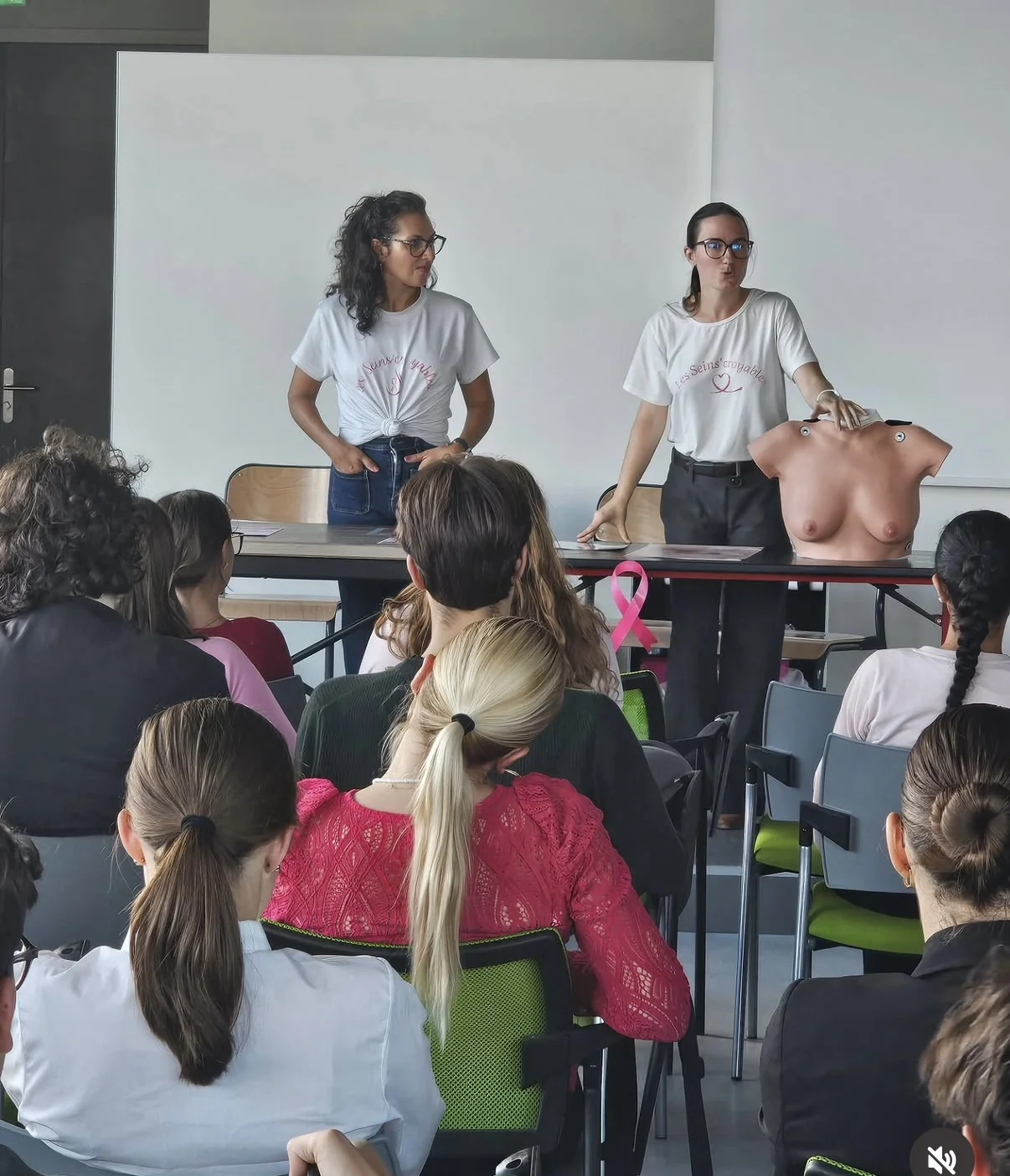 Camille et Stéphanie des Seins’Croyables animant un atelier de prévention devant une classe, avec un buste de démonstration