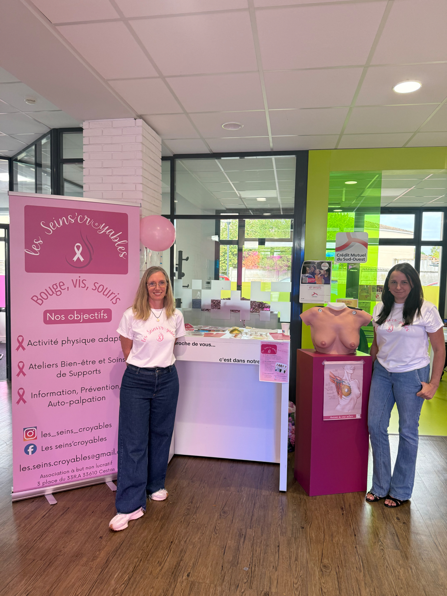 Delphine et Margerie des Seins’Croyables devant leur stand au CMSO de Cestas