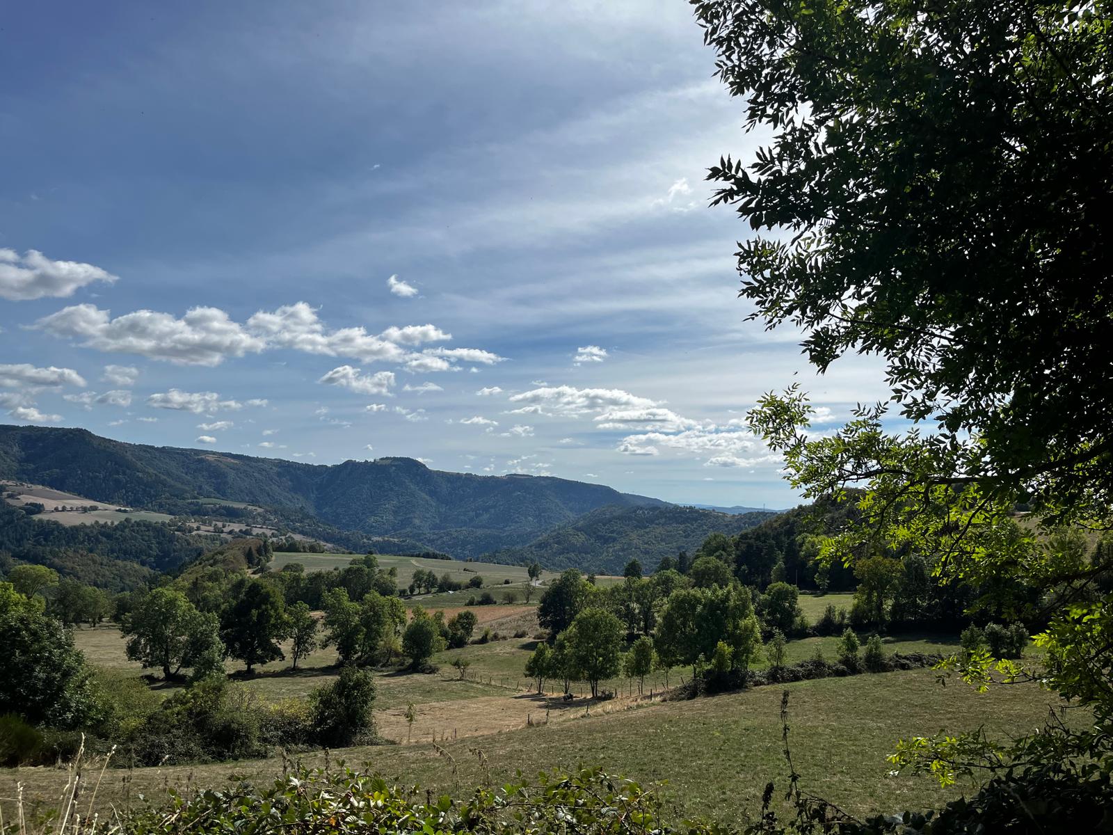 Paysage ouvert sur les monts et les vallées au fil de la marche