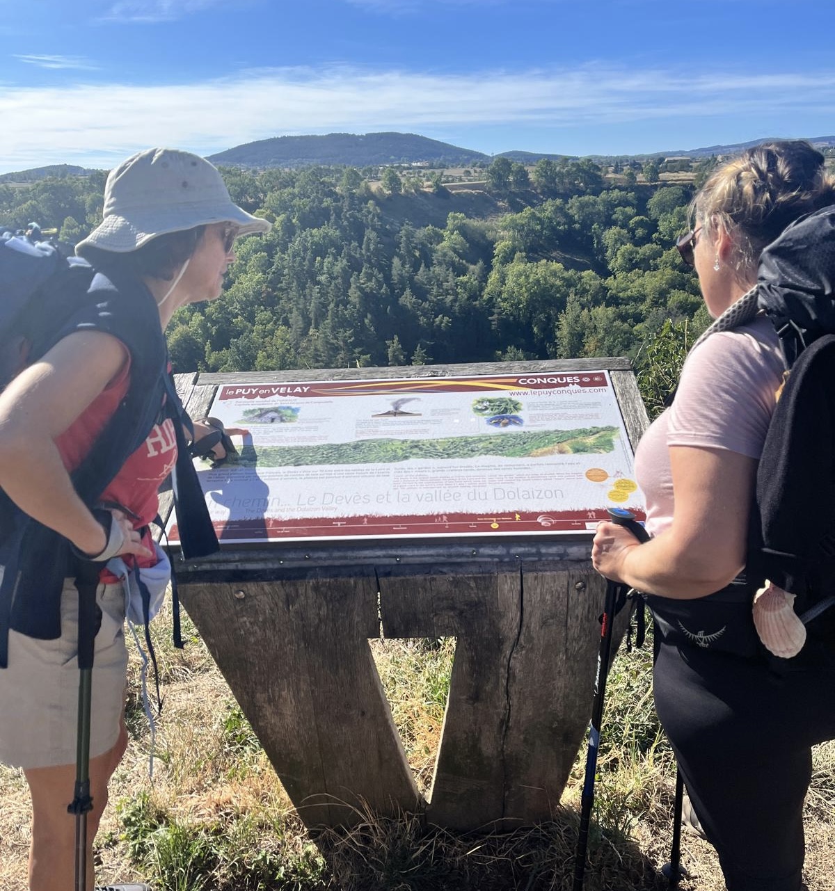 Deux participantes devant un panneau présentant le chemin