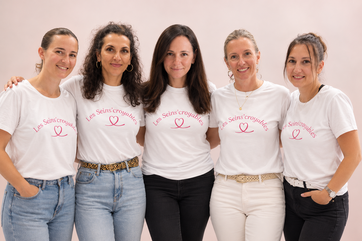 L'équipe des Seins’Croyables : les quatre fondatrices et Margerie Large, en t-shirt de l'association