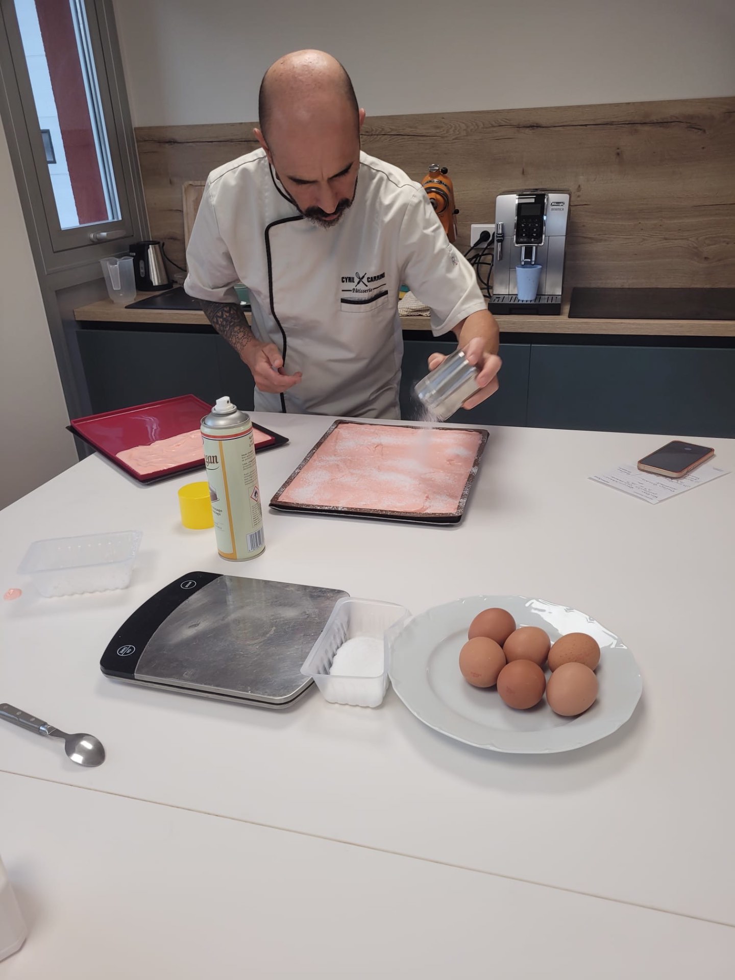 Cyril prépare le biscuit rose sur une plaque