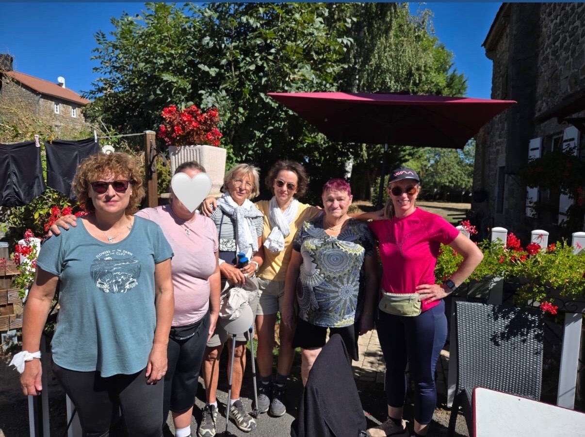 Les six participantes des Seins’Croyables rassemblées au départ du Jour 3