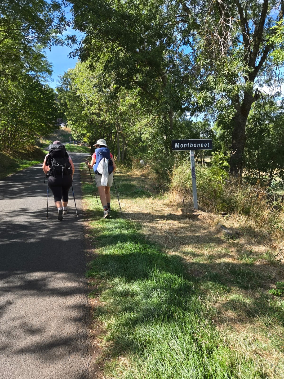 Deux participantes marchant vers le panneau d’arrivée à Montbonnet