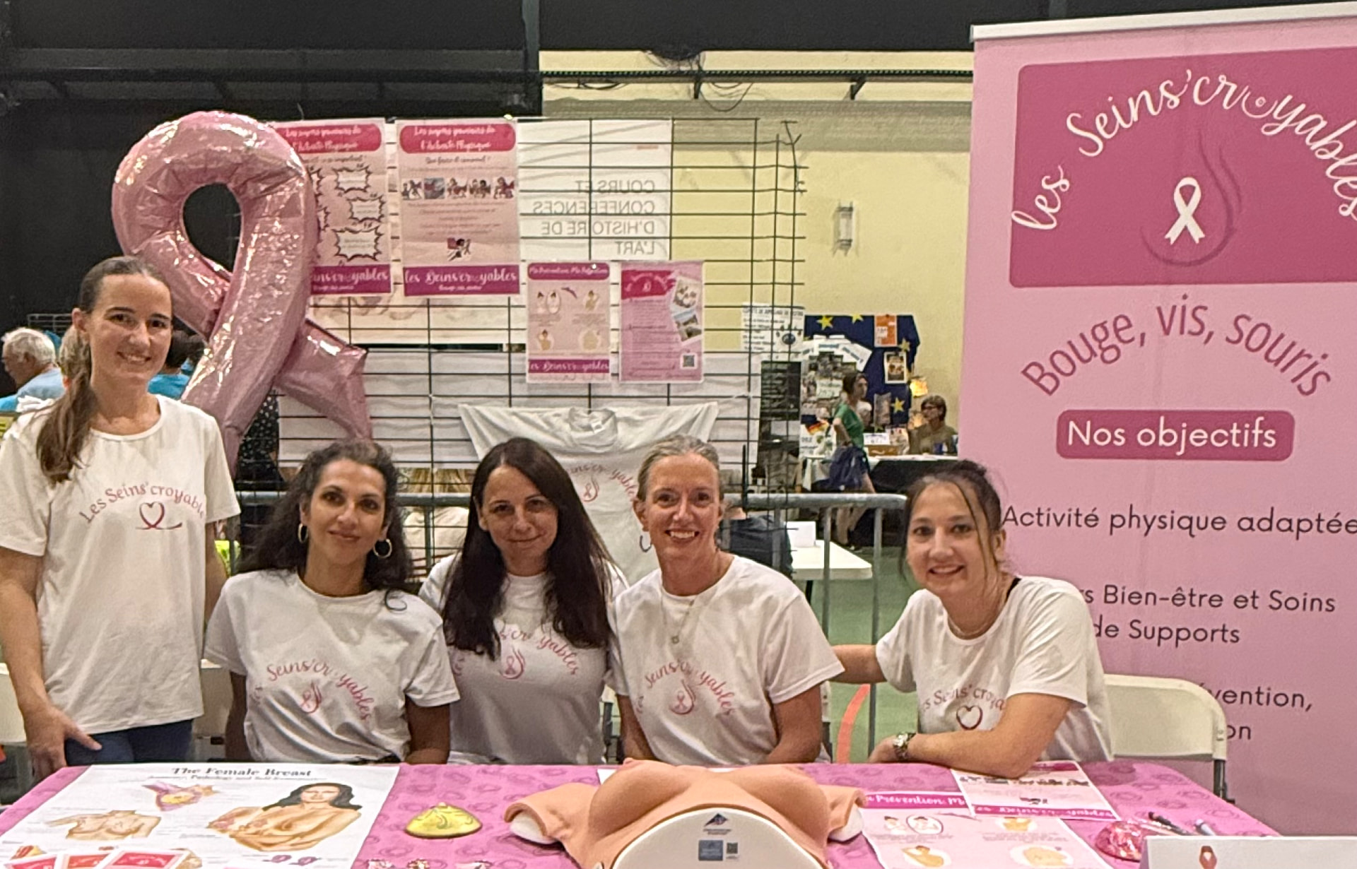 Les Seins’Croyables au Forum des associations de Cestas, autour de leur stand rose