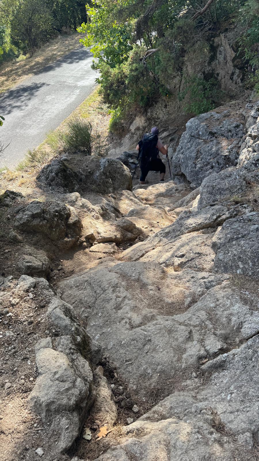 Passage rocheux et technique sur le chemin de Compostelle
