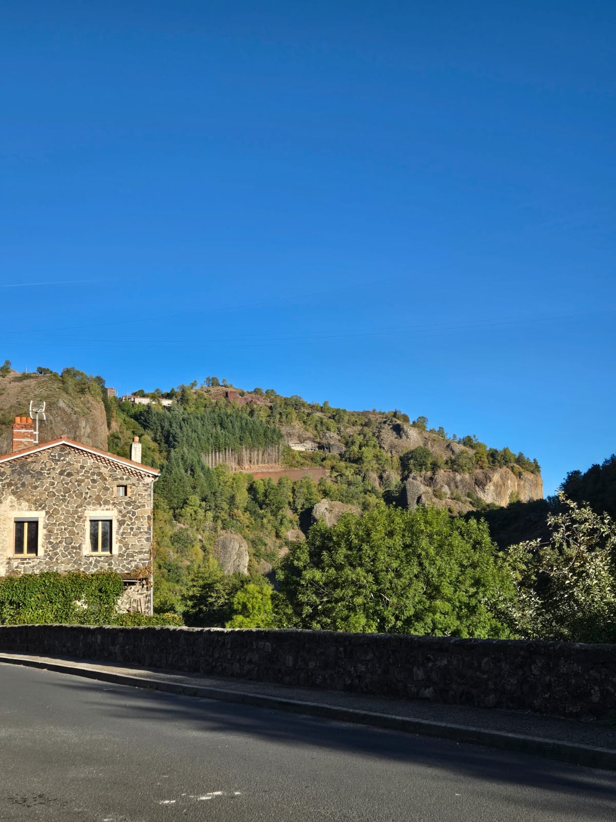 Paysage vallonné et maison en pierre sur le chemin entre Monistrol-d’Allier et Saugues