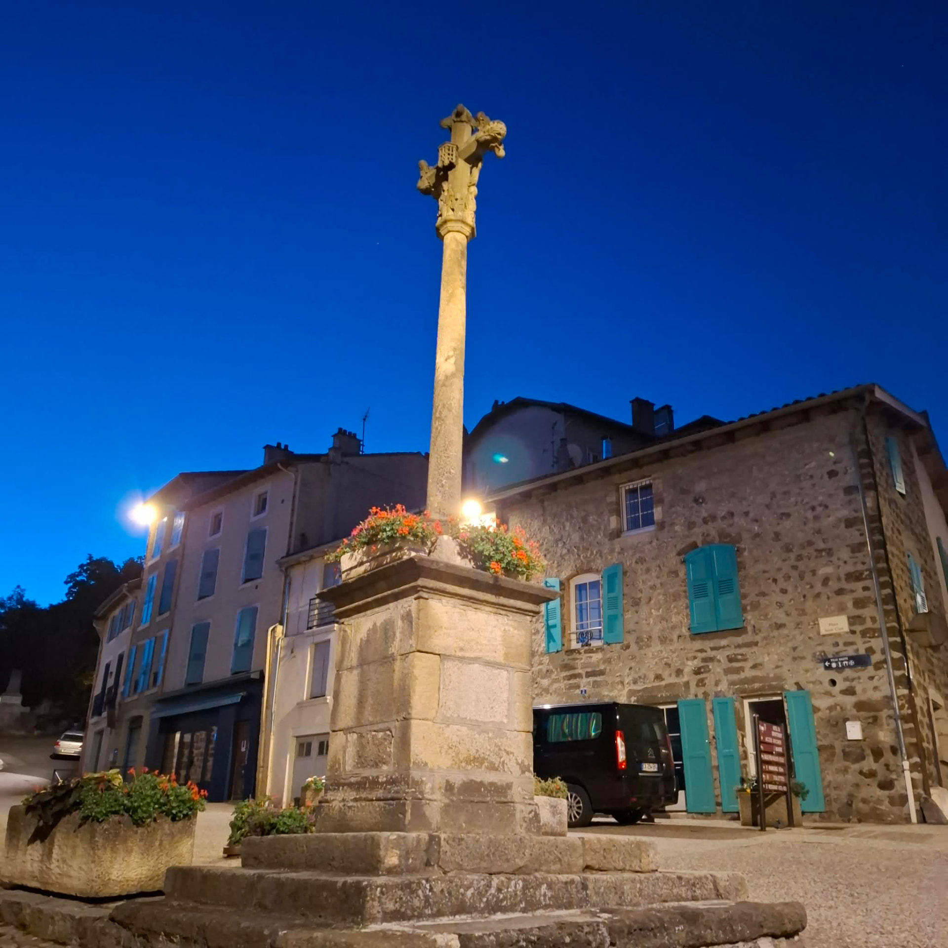 Croix sur une place du Puy-en-Velay au petit matin