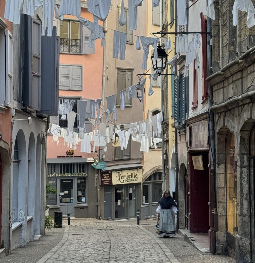 Ruelle du Puy-en-Velay décorée de linge blanc