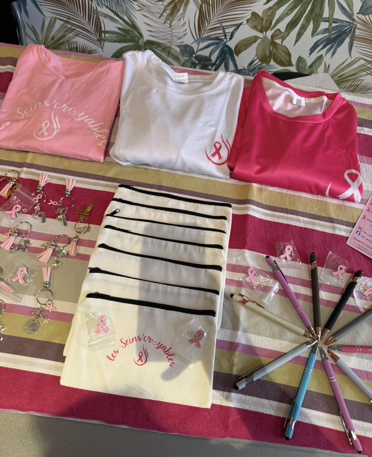 Espace solidaire : t-shirts, trousses, porte-clefs, pin's et stylos Les Seins'Croyables