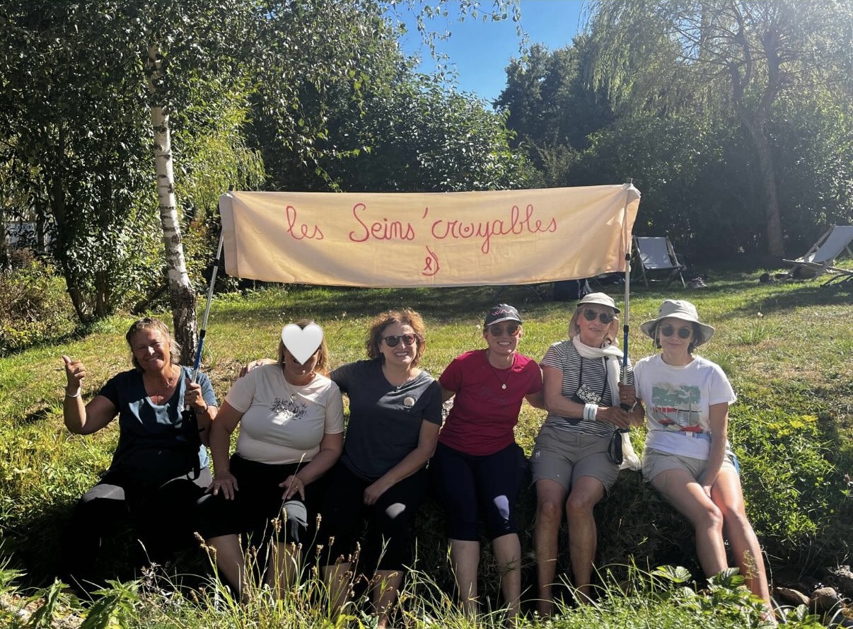 Les six participantes des Seins’Croyables réunies avec leur banderole à l’arrivée du Jour 4