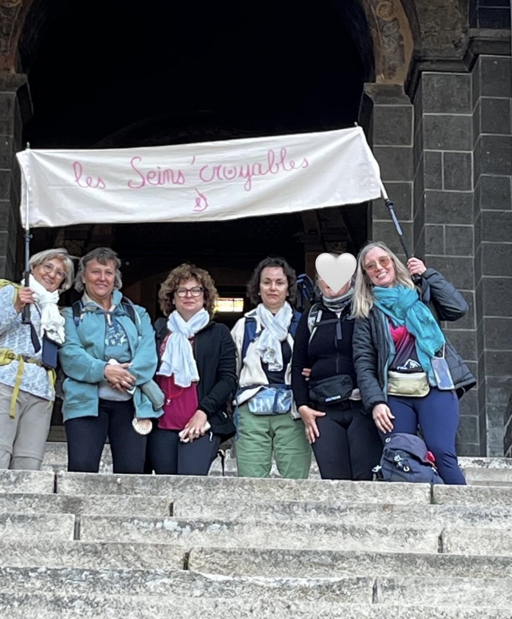 Les six participantes devant la cathédrale du Puy-en-Velay avec la banderole Les Seins’Croyables