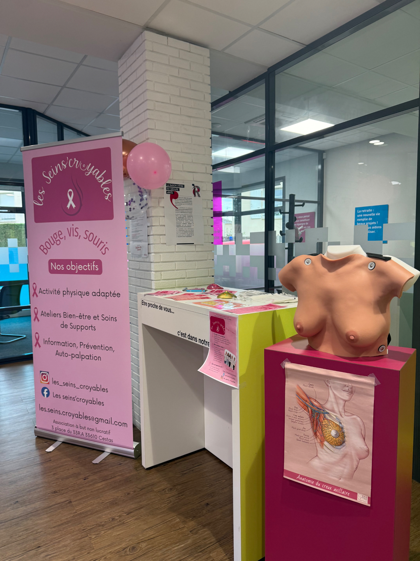Le stand des Seins’Croyables au CMSO de Cestas : kakémono, documentation et buste pédagogique