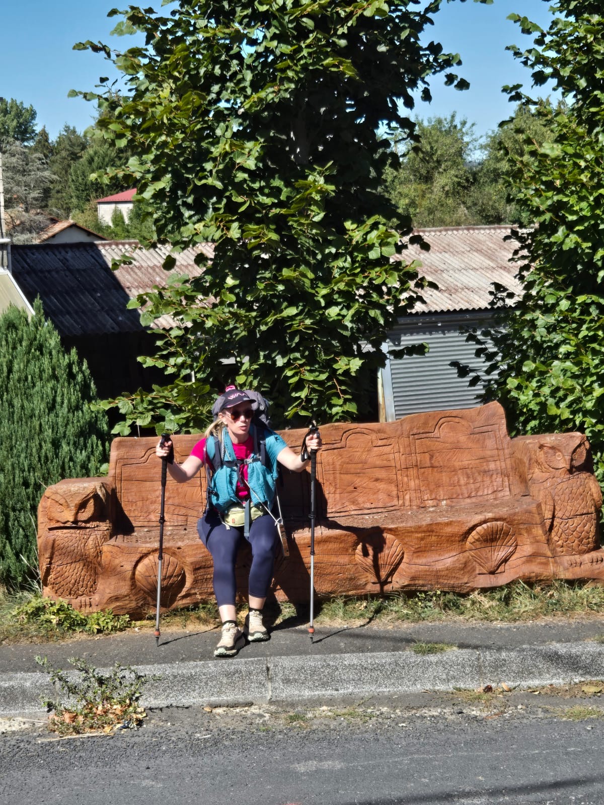 Participante reposant sur un banc sculpté au fil de l’étape