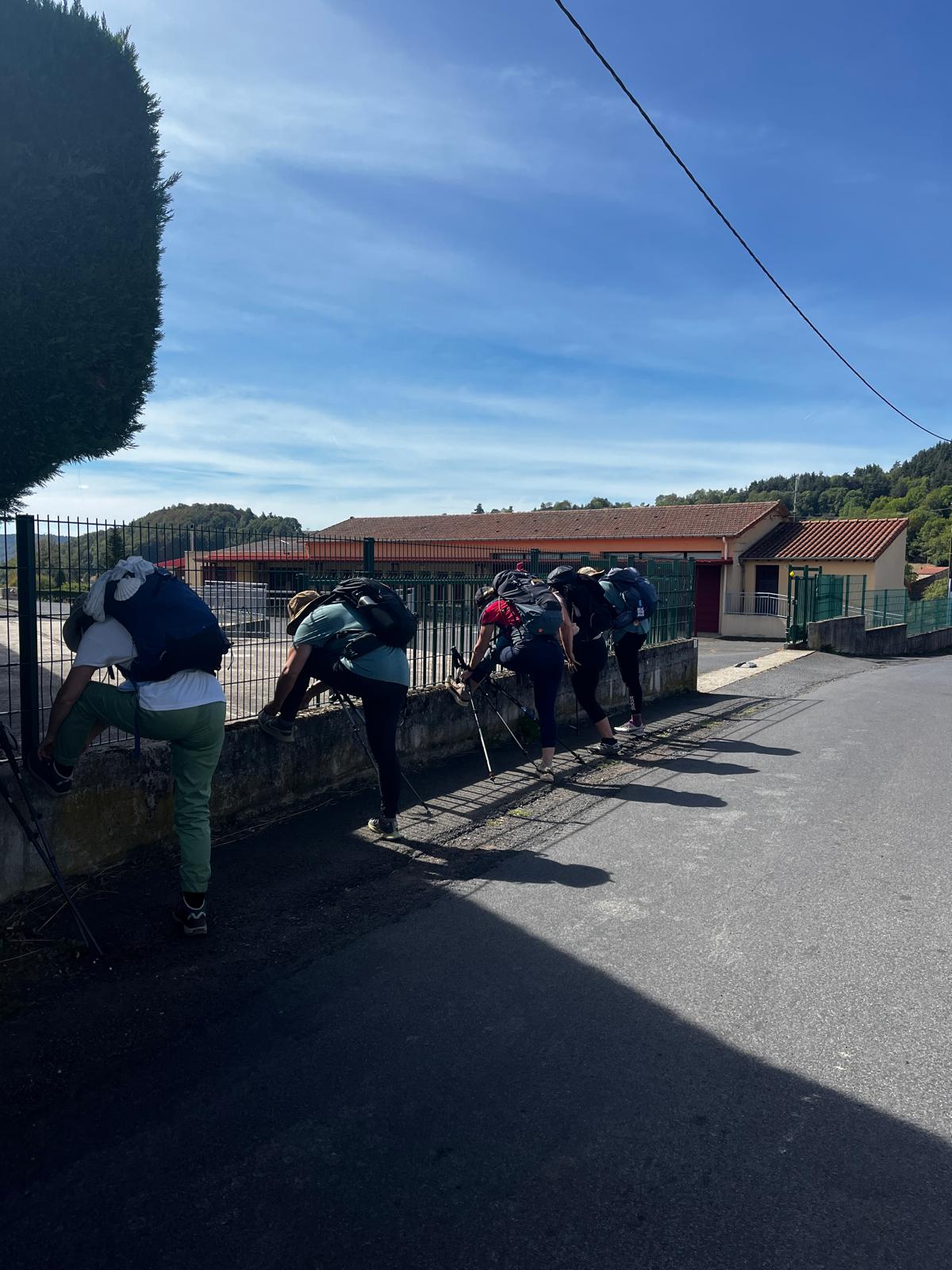 Les participantes franchissent un muret en chemin
