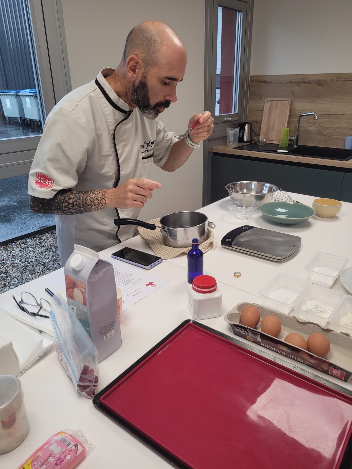 Cyril goûte la préparation pendant l’atelier pâtisserie