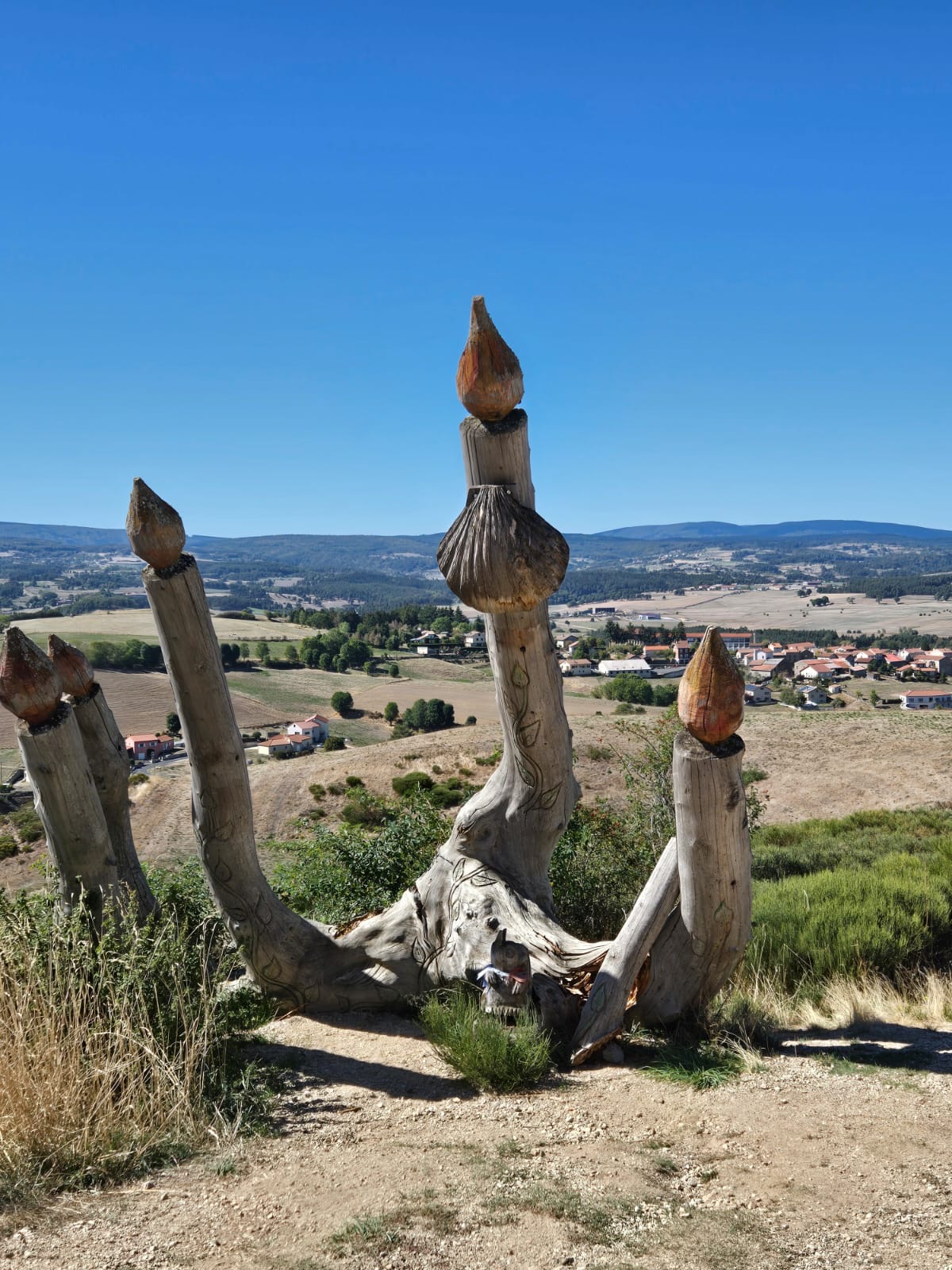 Sculpture en bois en forme de coquille Saint-Jacques dominant la vallée