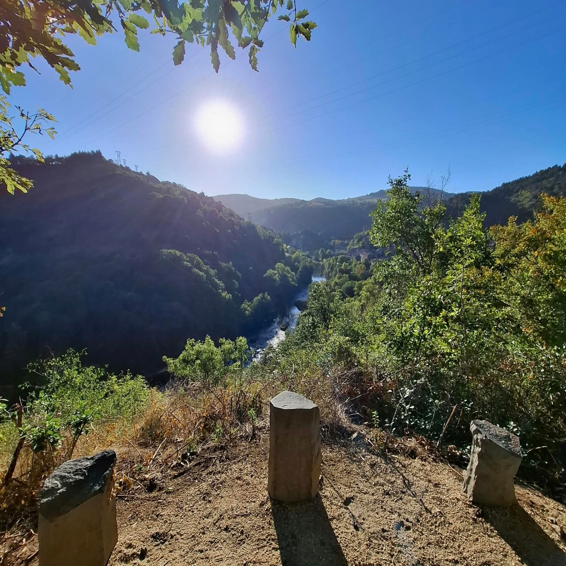 Vue panoramique sur la vallée et la rivière au fil de la montée