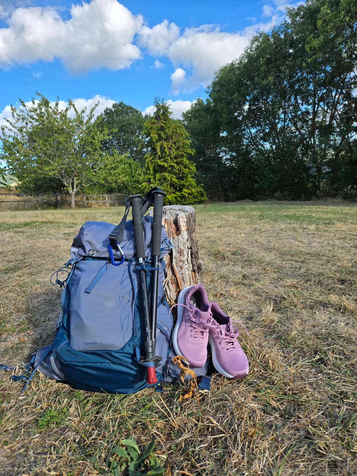 Sac à dos, bâtons de marche et chaussures prêts pour le départ sur le chemin de Compostelle
