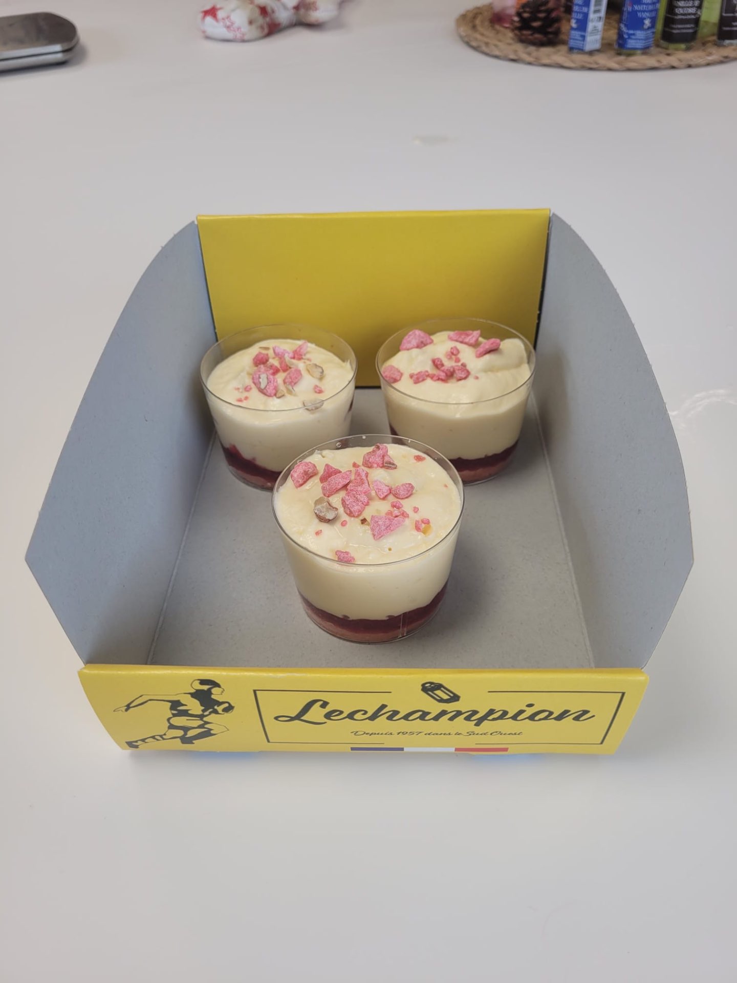 Trois verrines de tiramisu décorées de petits éclats roses