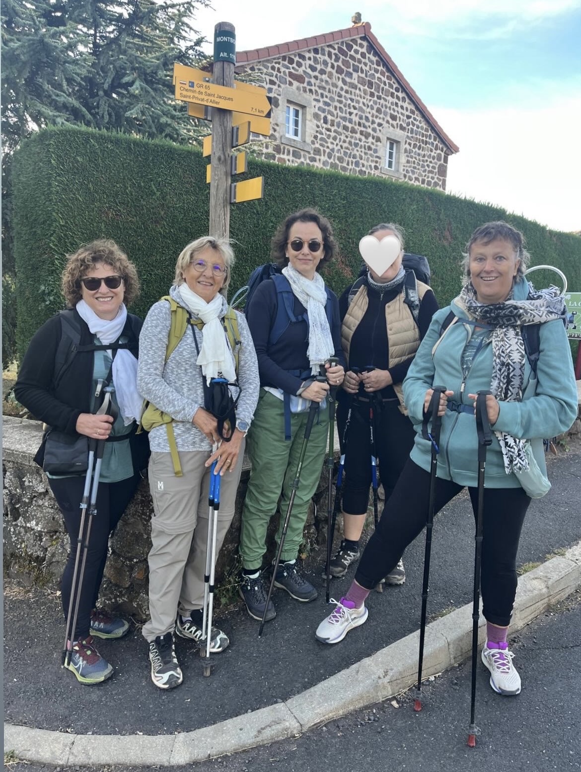 Les participantes au départ de Montbonnet, devant le panneau du chemin de Saint-Jacques