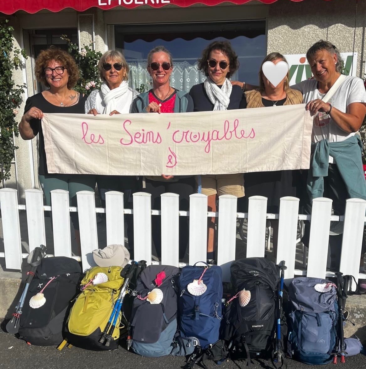Les six participantes réunies derrière leur banderole, avec leurs sacs rangés avant le retour à la maison