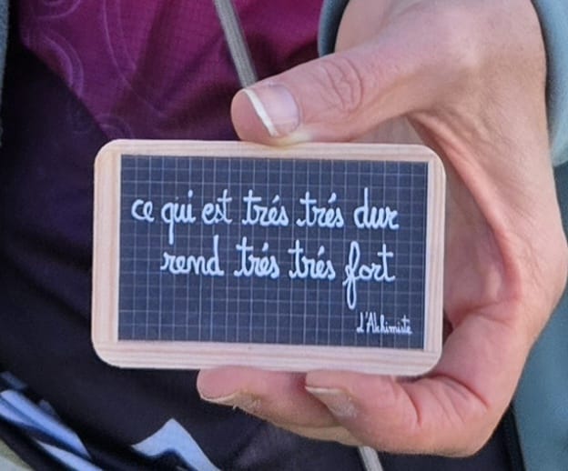 Ardoise tenue en main : « ce qui est très très dur rend très très fort »