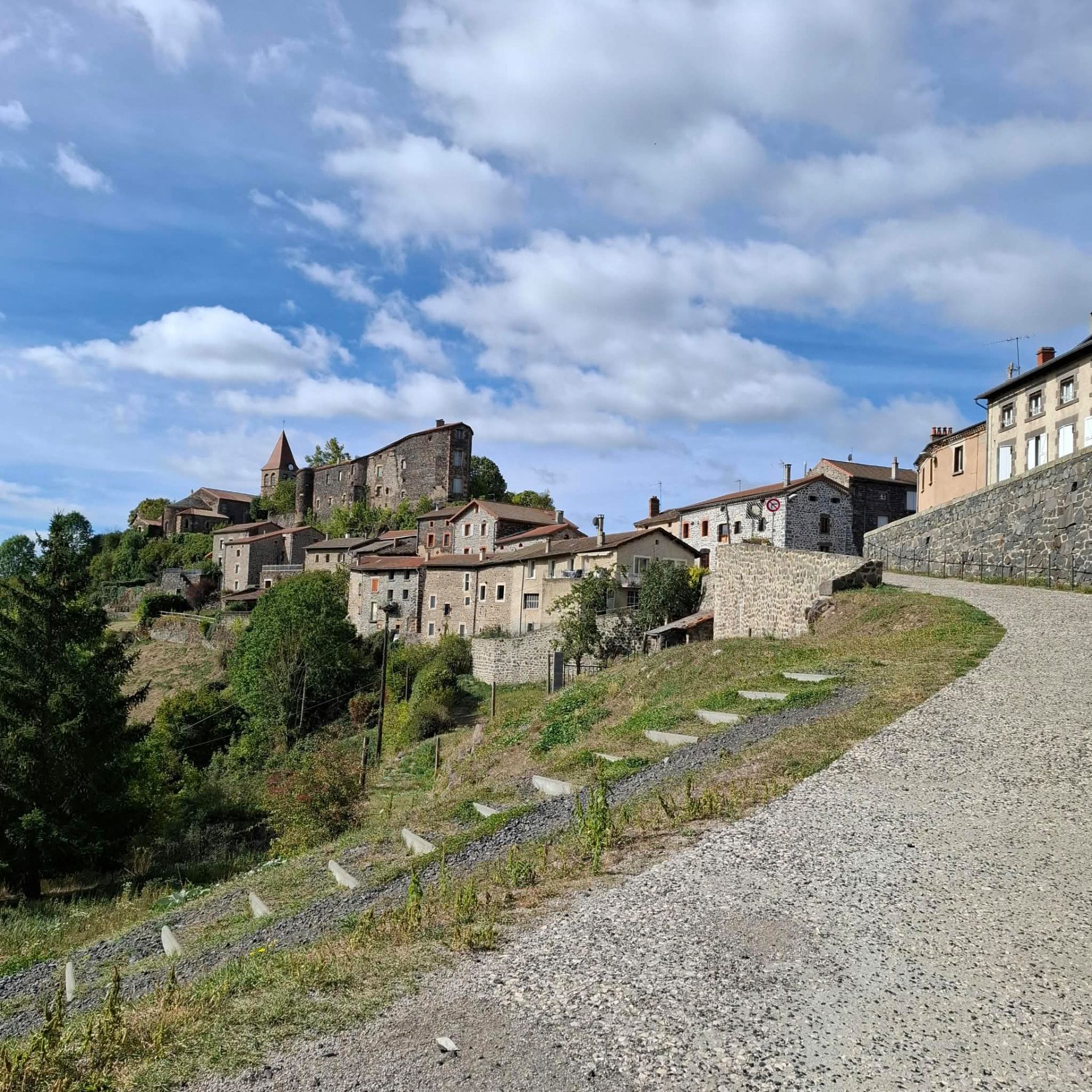 Village en pierre sur les hauteurs du chemin de Compostelle