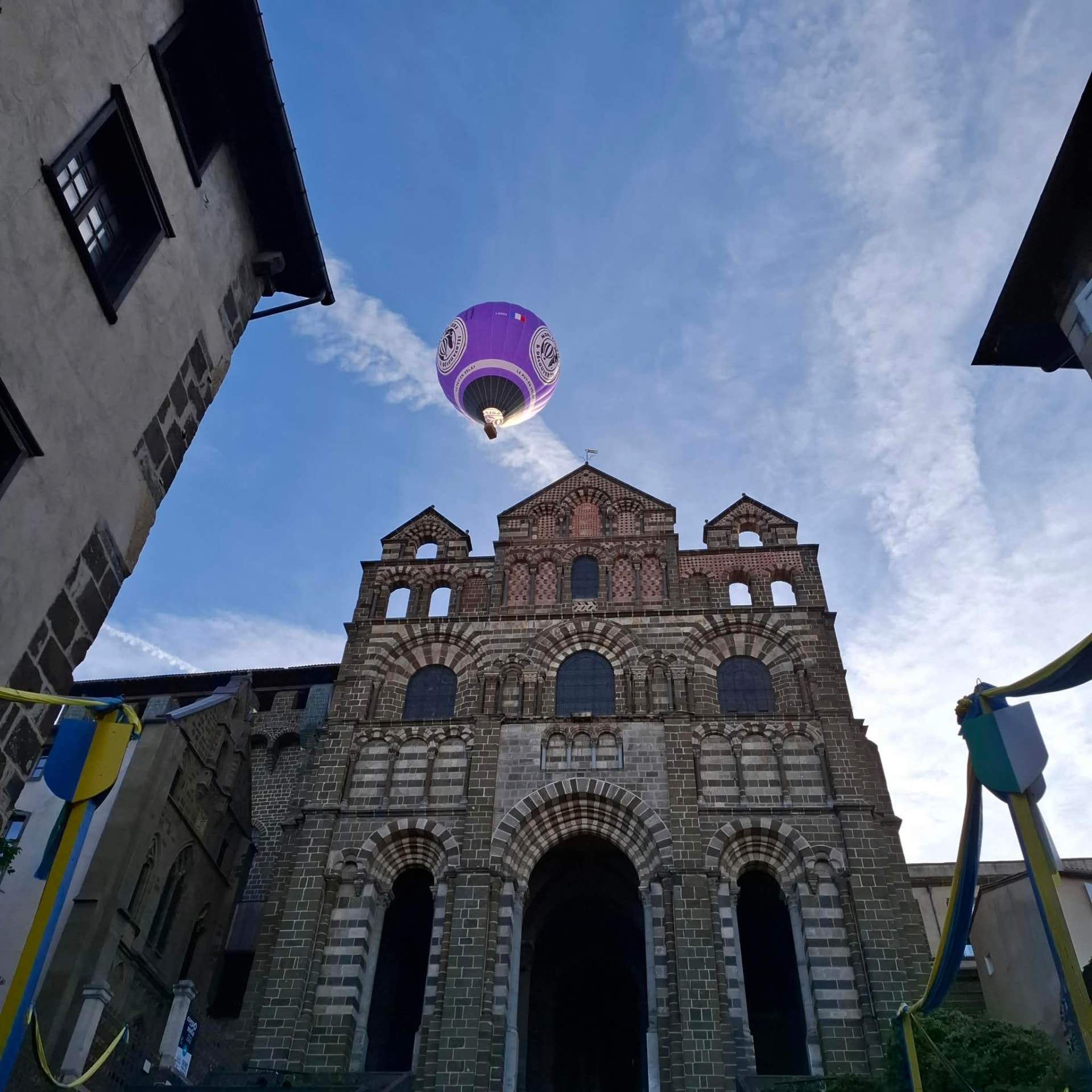 Cathédrale du Puy-en-Velay survolée par une montgolfière