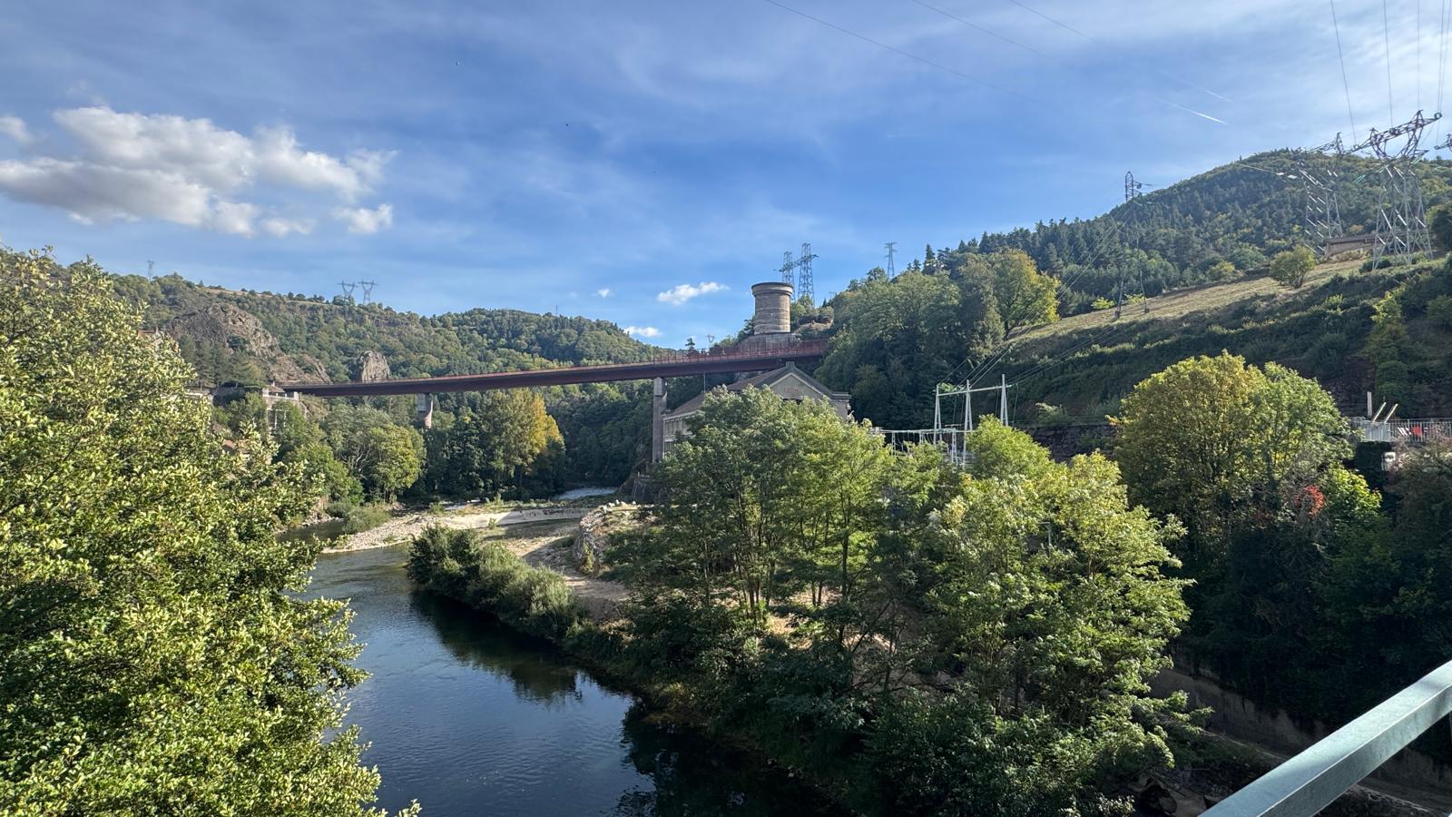 Pont enjambant une rivière dans un paysage verdoyant