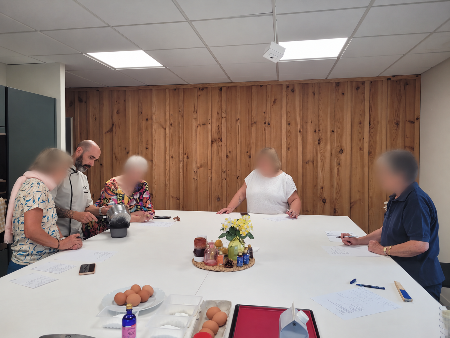 Les participantes suivent la préparation avec Cyril, leurs visages sont floutés