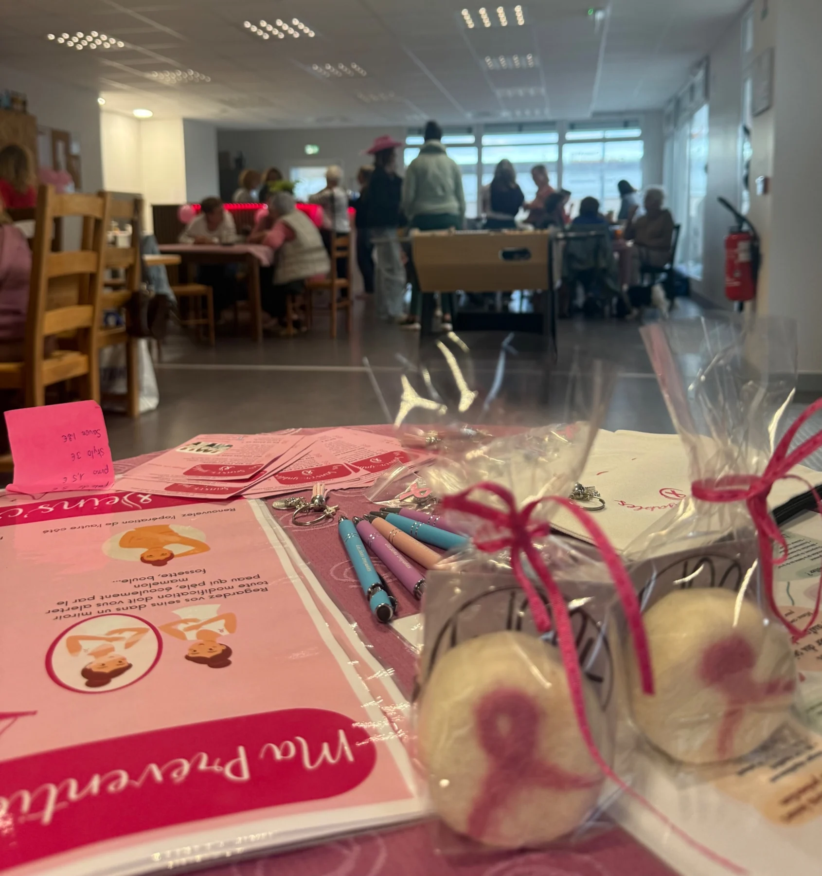 Le stand de prévention et les objets solidaires des Seins’Croyables à La Bulle de Canéjan