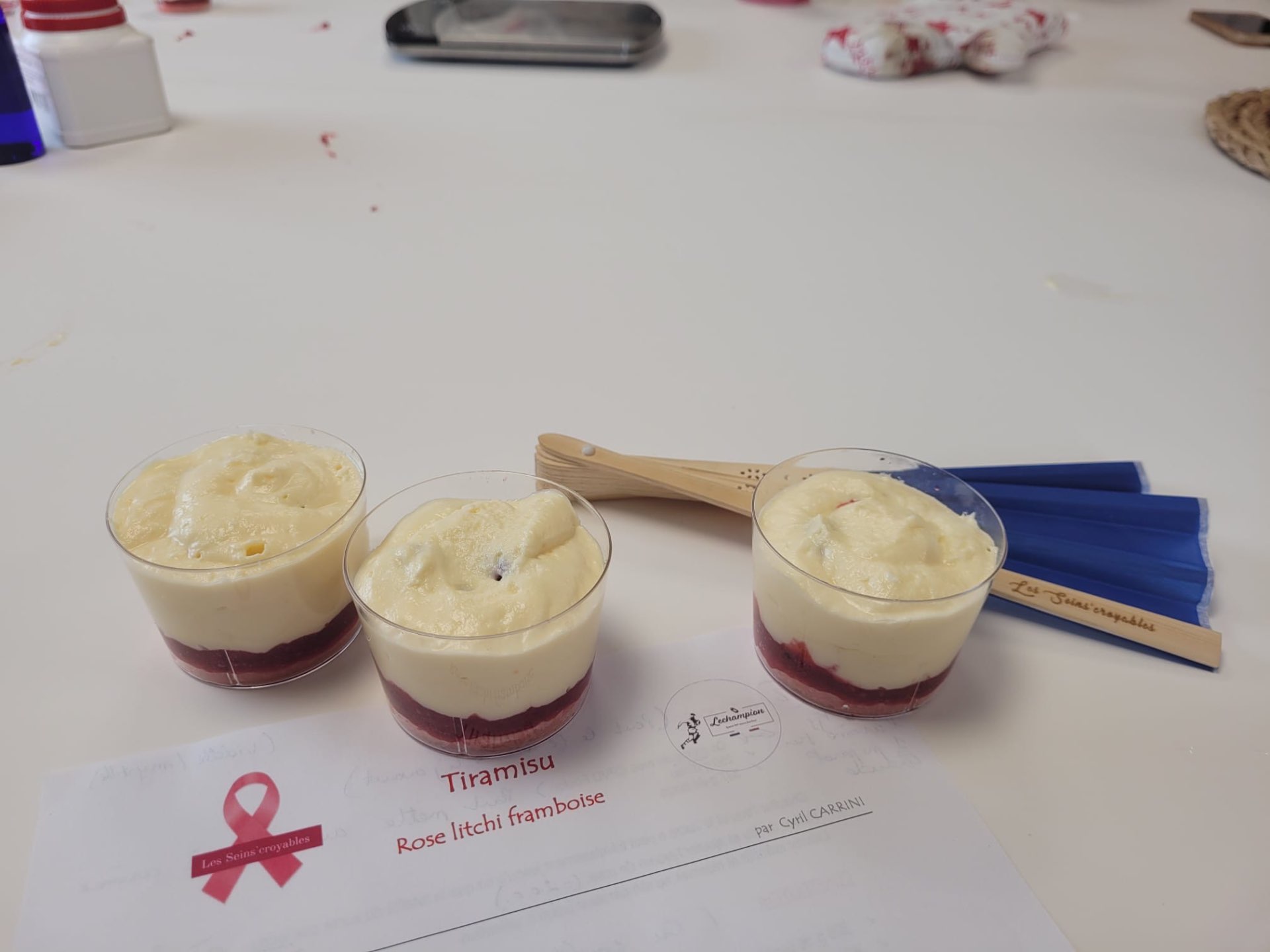 Trois verrines de tiramisu rosé avec un éventail Les Seins’Croyables