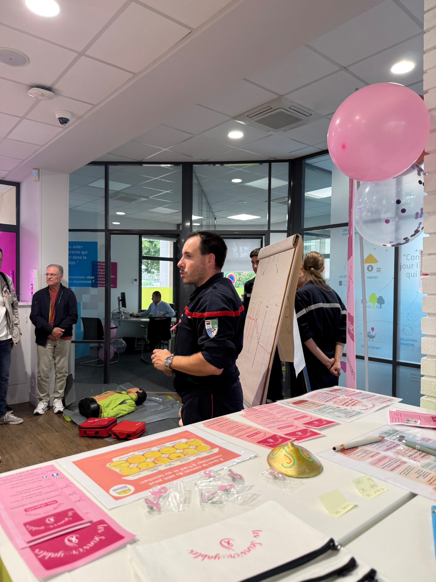 Échanges autour du stand et de la documentation de prévention au CMSO de Cestas