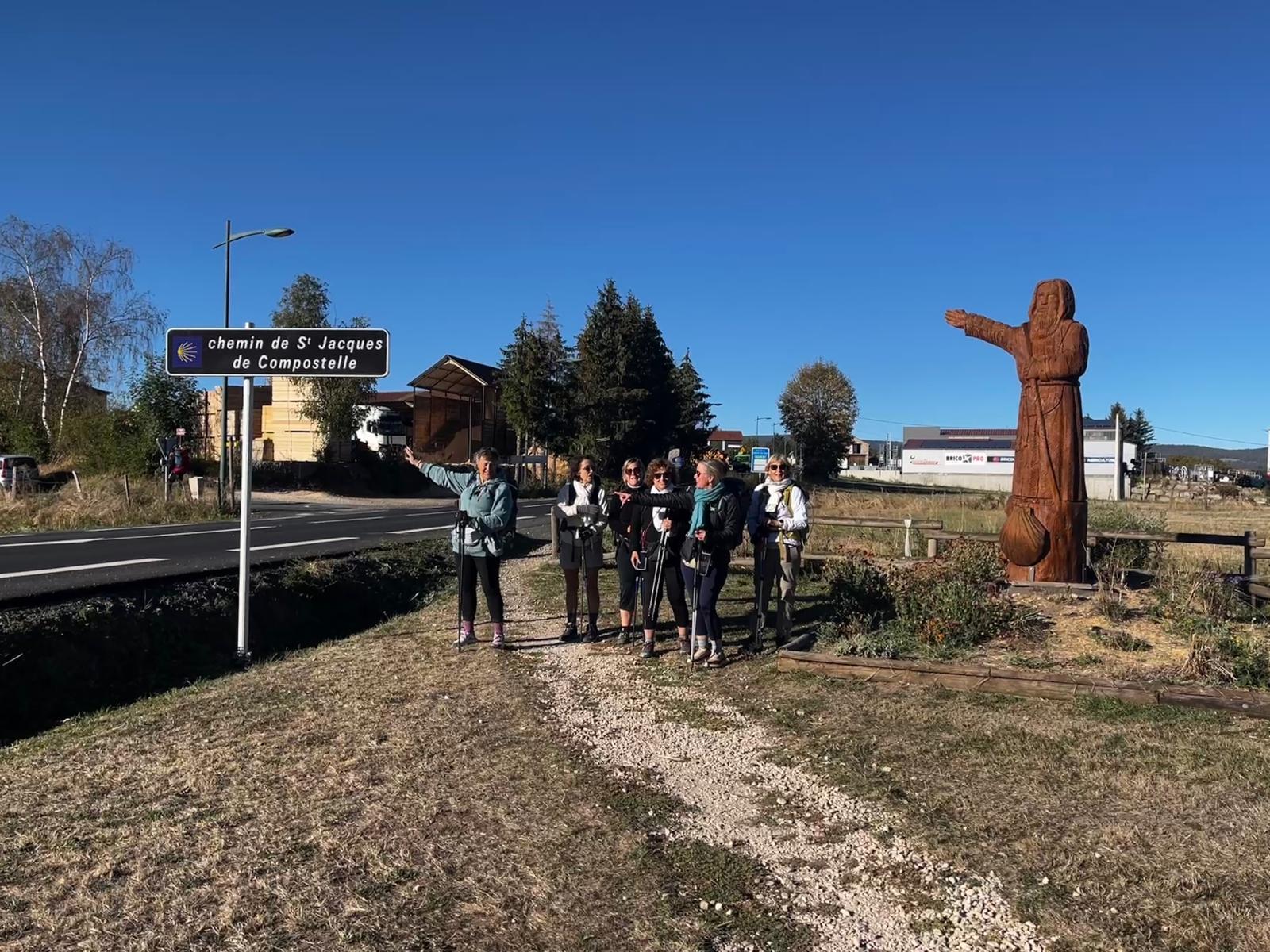 Les six participantes au départ de Saugues près du panneau du chemin de Saint-Jacques-de-Compostelle