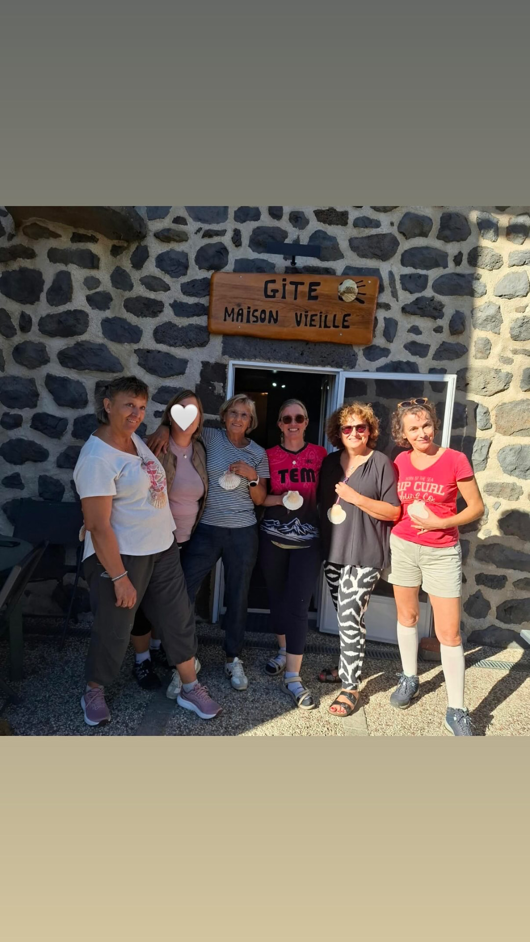 Les six participantes des Seins’Croyables réunies devant le gîte Maison Vieille, coquilles en main