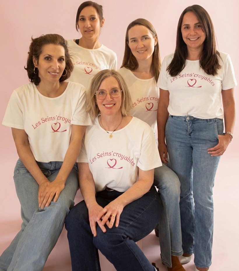 L'équipe des Seins'Croyables : les quatre fondatrices et Margerie Large, en t-shirt de l'association